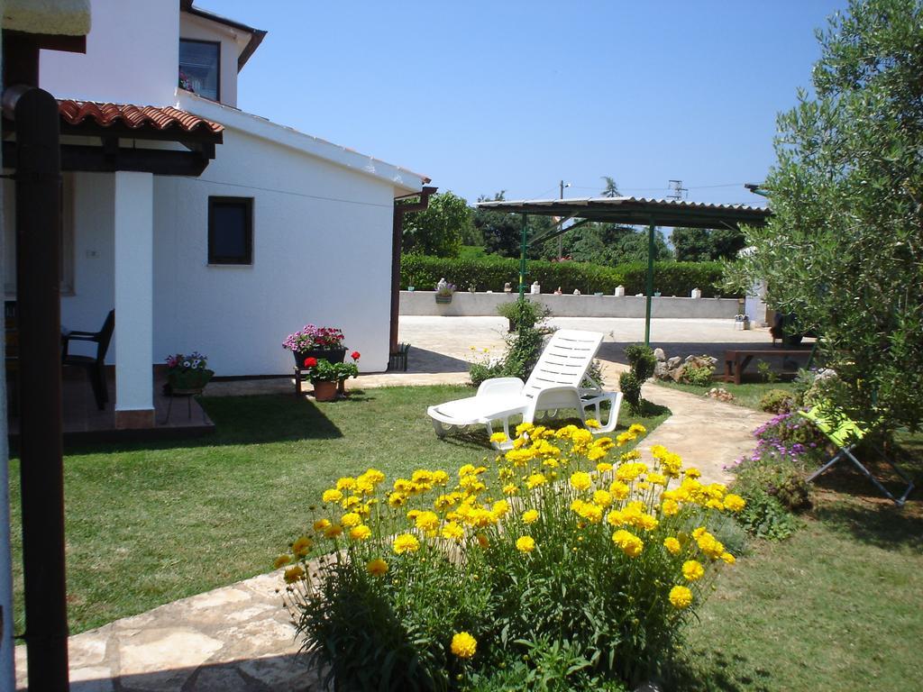 Nella Apartments Sisan Exterior photo